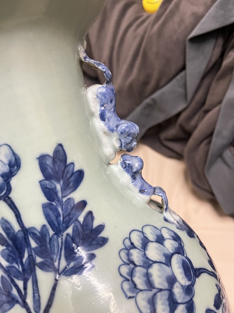 古玩陶瓷清中期豆青青花瓶真品鑒賞圖