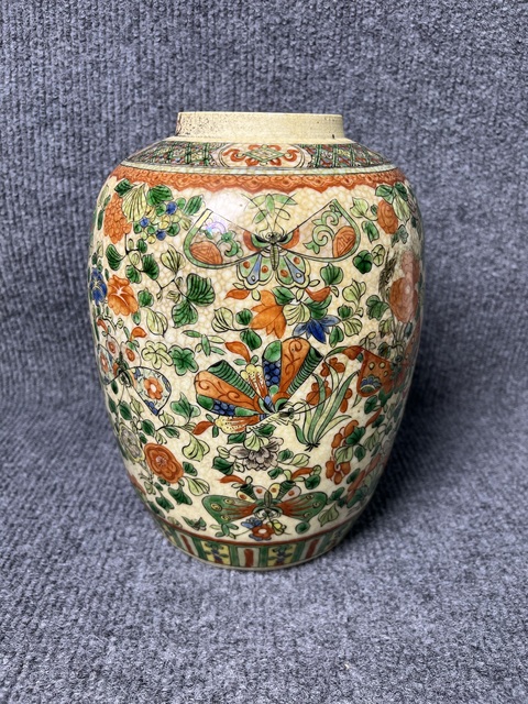 古玩陶瓷哥釉五彩花蝶紋罐真品鑒賞圖