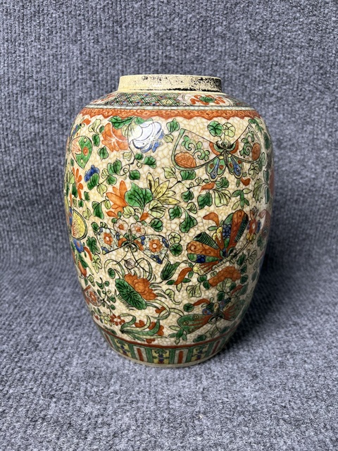古玩陶瓷哥釉五彩花蝶紋罐真品鑒賞圖