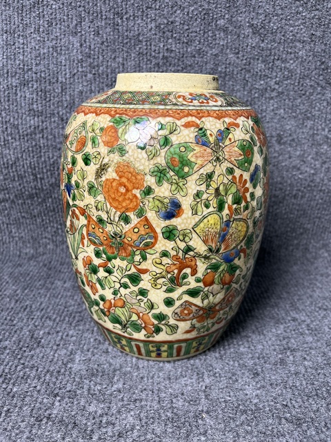 古玩陶瓷哥釉五彩花蝶紋罐真品鑒賞圖