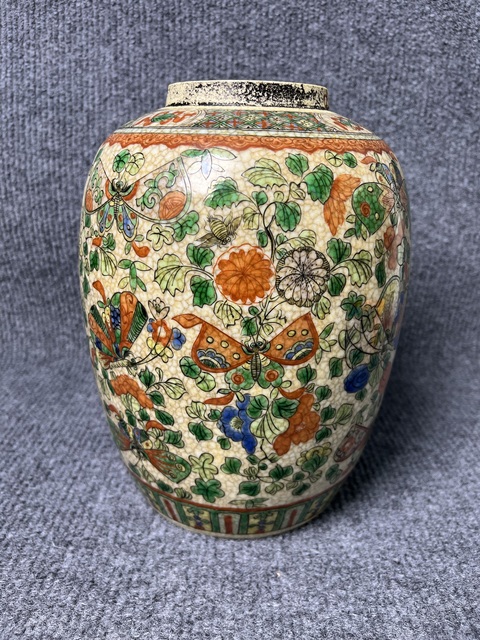 古玩陶瓷哥釉五彩花蝶紋罐真品鑒賞圖
