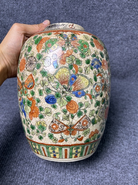 古玩陶瓷哥釉五彩花蝶紋罐真品鑒賞圖
