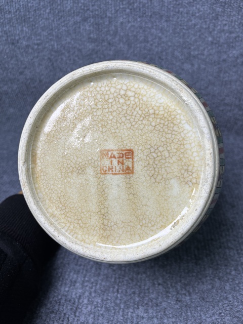 古玩陶瓷哥釉五彩花蝶紋罐真品鑒賞圖