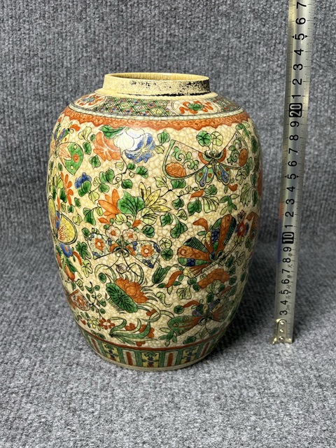 古玩陶瓷哥釉五彩花蝶紋罐真品鑒賞圖