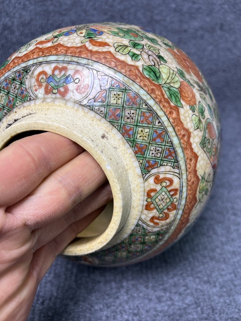 古玩陶瓷哥釉五彩花蝶紋罐真品鑒賞圖
