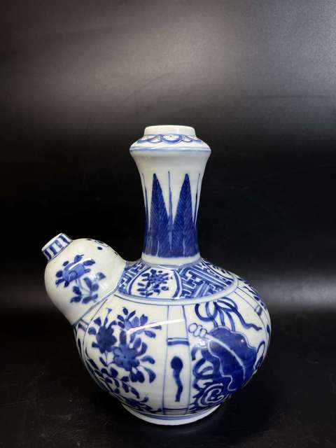 古玩陶瓷青花八寶紋軍持真品鑒賞圖