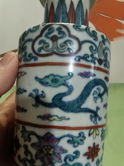 古玩陶瓷民國 斗彩夔龍紋棒槌瓶真品鑒賞圖