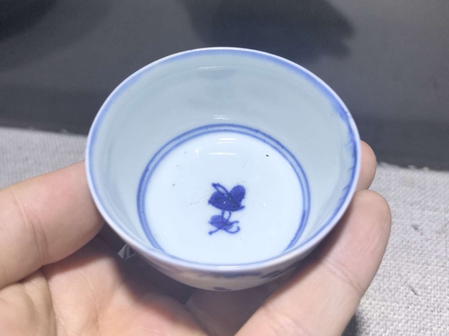 古玩陶瓷青花蝶戀花紋杯真品鑒賞圖