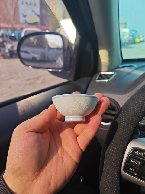 古玩陶瓷魚龍紋青花刻花杯真品鑒賞圖