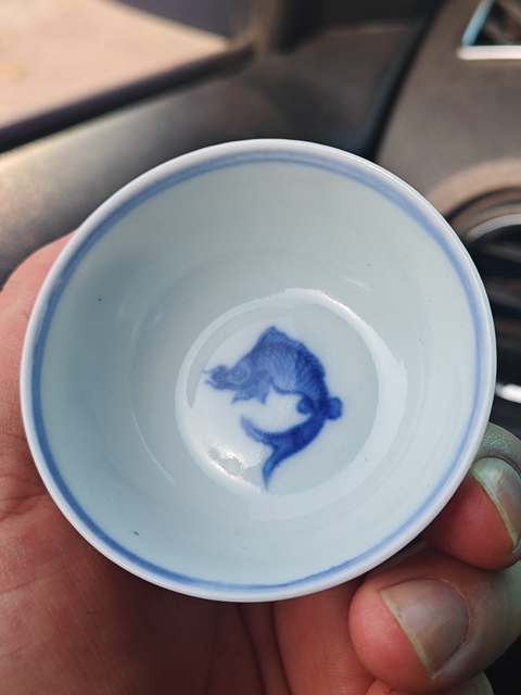古玩陶瓷魚龍紋青花刻花杯真品鑒賞圖