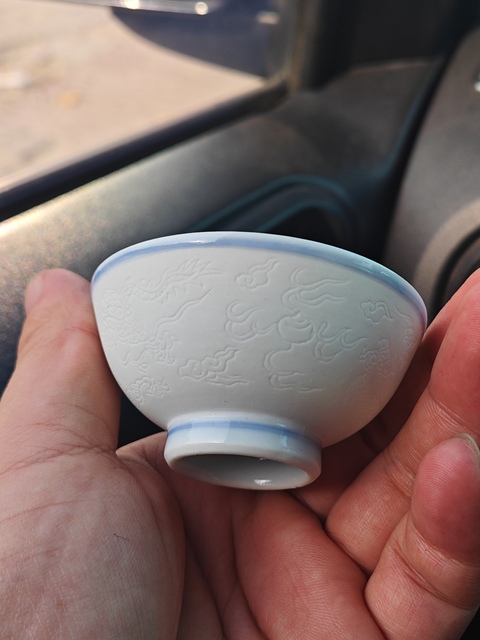 古玩陶瓷魚龍紋青花刻花杯真品鑒賞圖