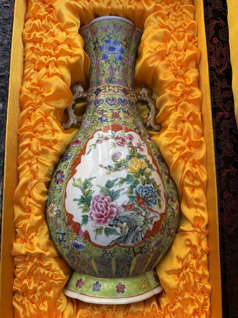 古玩陶瓷粉彩花鳥紋海棠口瓶真品鑒賞圖