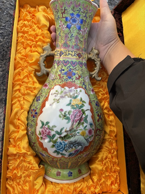 古玩陶瓷粉彩花鳥紋海棠口瓶真品鑒賞圖