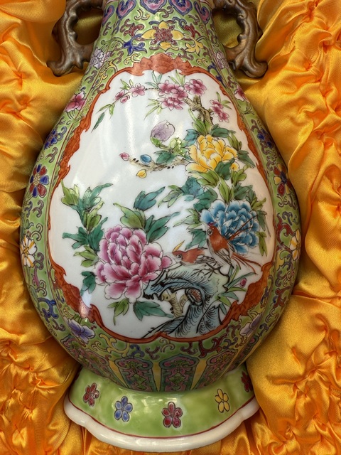 古玩陶瓷粉彩花鳥紋海棠口瓶真品鑒賞圖