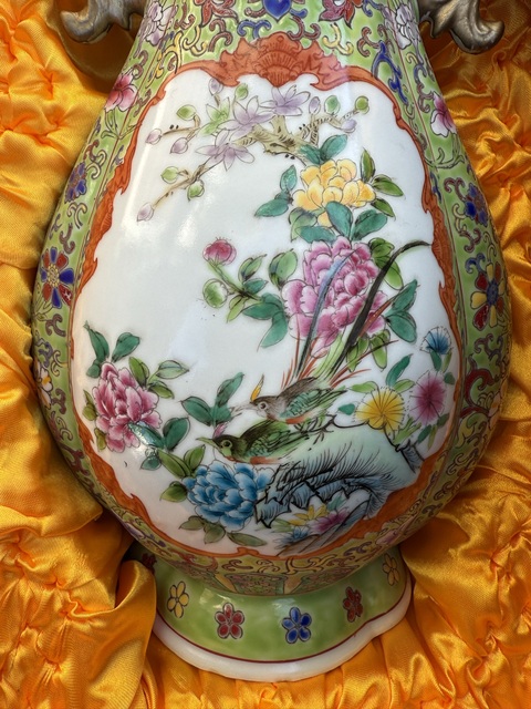 古玩陶瓷粉彩花鳥紋海棠口瓶真品鑒賞圖