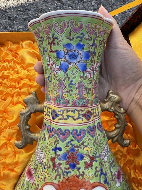 古玩陶瓷粉彩花鳥紋海棠口瓶真品鑒賞圖