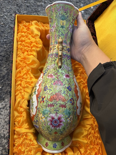 古玩陶瓷粉彩花鳥紋海棠口瓶真品鑒賞圖