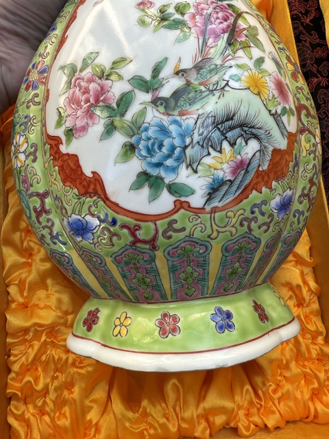 古玩陶瓷粉彩花鳥紋海棠口瓶真品鑒賞圖