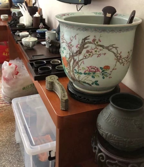 古玩陶瓷清晚期 粉彩花卉紋大花盆真品鑒賞圖