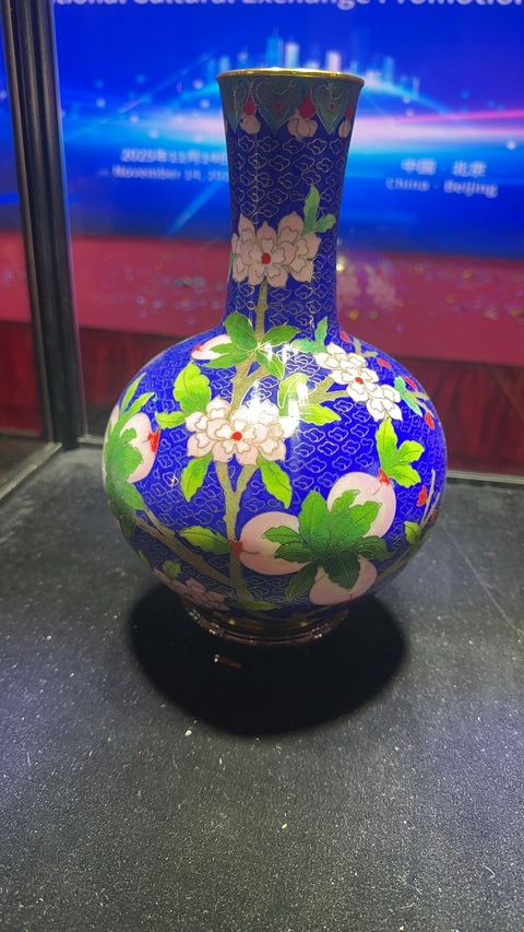 古玩陶瓷花卉紋天球瓶真品鑒賞圖