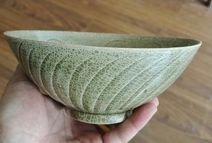 古玩陶瓷宋代青釉刻花碗真品鑒賞圖