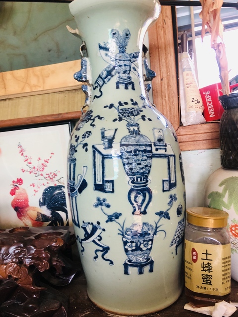 古玩陶瓷 博古圖青花雙對獅耳盤口瓶真品鑒賞圖