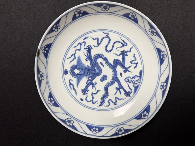 古玩陶瓷祭蘭青花龍紋臥盤真品鑒賞圖