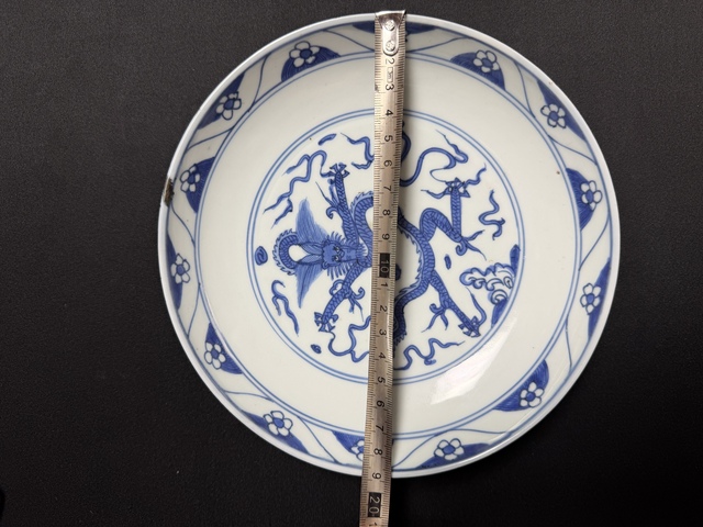 古玩陶瓷祭蘭青花龍紋臥盤真品鑒賞圖