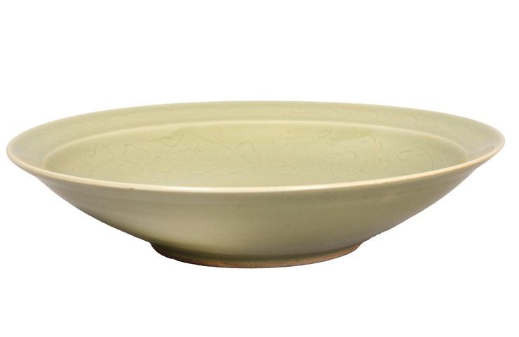 古玩陶瓷龍泉青釉暗刻花卉紋折沿碗真品鑒賞圖