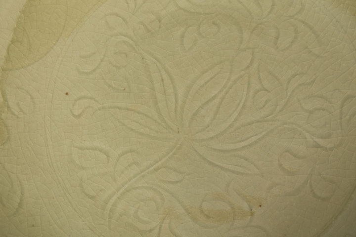 古玩陶瓷龍泉青釉暗刻花卉紋折沿碗真品鑒賞圖