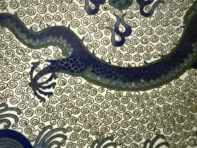 古玩陶瓷銅胎掐絲琺瑯海水云龍戲珠紋賞盤真品鑒賞圖