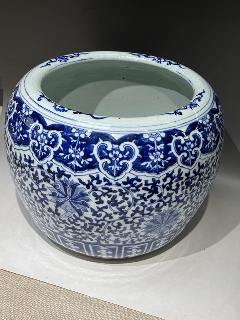 古玩陶瓷青花纏枝花卉紋畫缸真品鑒賞圖