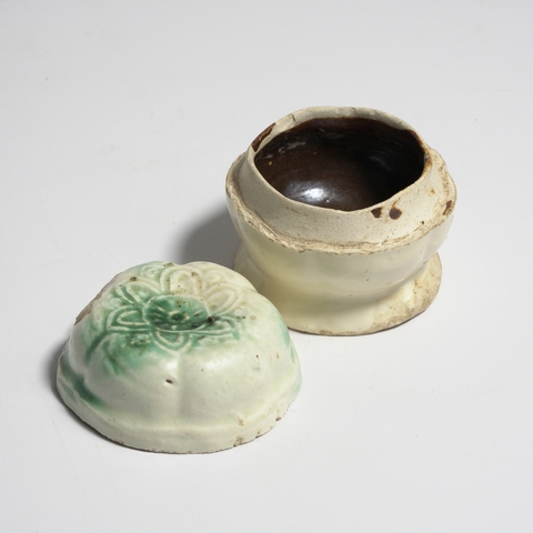 古玩陶瓷白釉綠彩蓋盒真品鑒賞圖