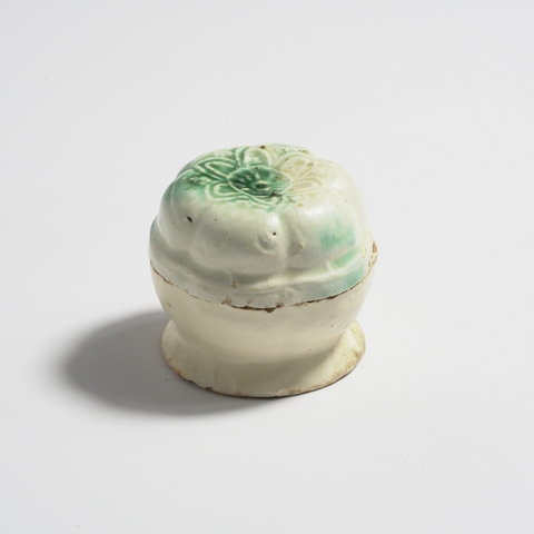 古玩陶瓷白釉綠彩蓋盒真品鑒賞圖