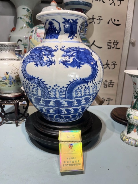 古玩陶瓷青花龍紋棱型大瓶真品鑒賞圖