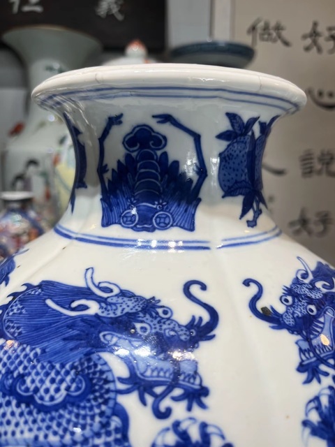 古玩陶瓷青花龍紋棱型大瓶真品鑒賞圖
