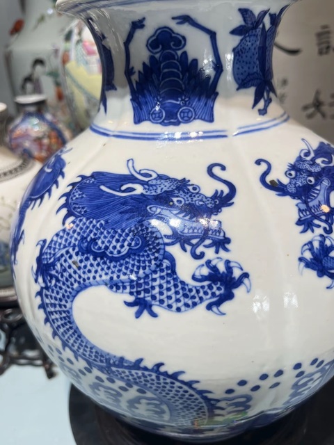 古玩陶瓷青花龍紋棱型大瓶真品鑒賞圖