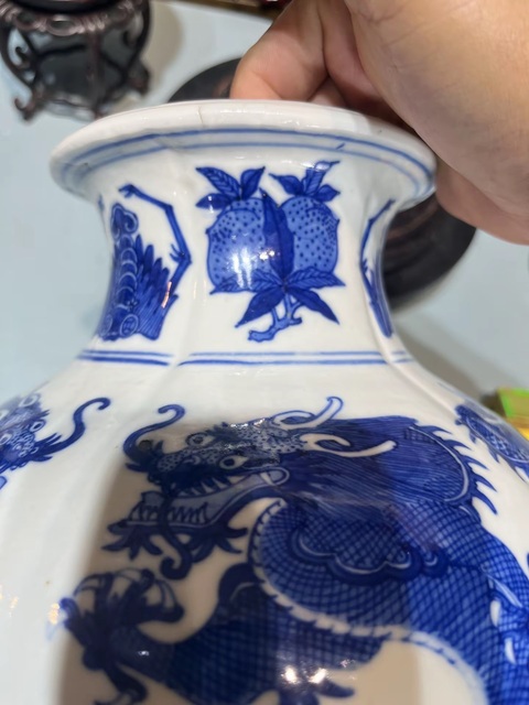 古玩陶瓷晚清青花龍紋石榴尊真品鑒賞圖