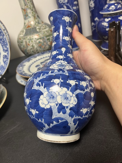 古玩陶瓷青花冰梅圖賞瓶真品鑒賞圖