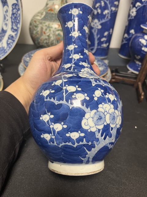 古玩陶瓷青花冰梅圖賞瓶真品鑒賞圖