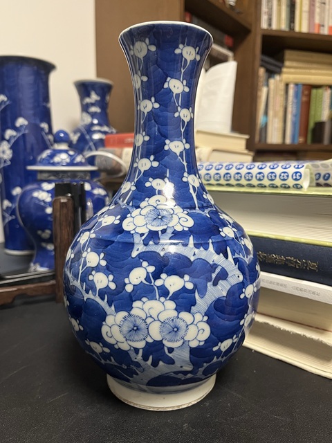 古玩陶瓷青花冰梅圖賞瓶真品鑒賞圖