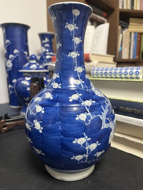 古玩陶瓷青花冰梅圖賞瓶真品鑒賞圖