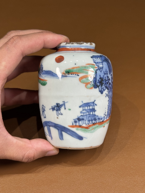 古玩陶瓷明晚期青花紅綠彩人物罐真品鑒賞圖