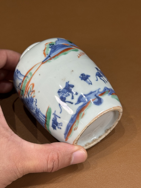 古玩陶瓷明晚期青花紅綠彩人物罐真品鑒賞圖