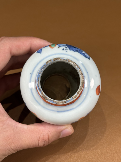 古玩陶瓷明晚期青花紅綠彩人物罐真品鑒賞圖