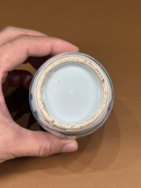 古玩陶瓷明晚期青花紅綠彩人物罐真品鑒賞圖