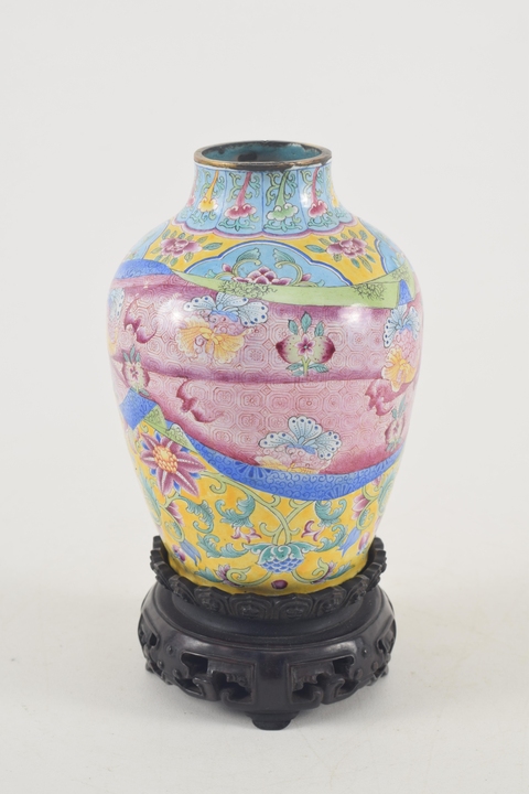 古玩陶瓷銅胎畫琺瑯花卉紋瓶真品鑒賞圖