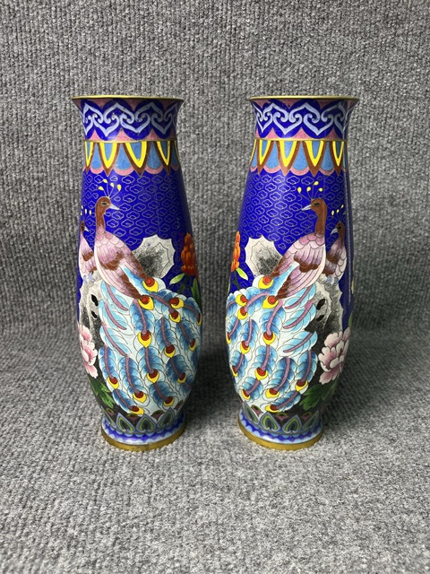 古玩雜項(xiàng)銅胎掐絲琺瑯洞石孔雀牡丹紋賞瓶真品鑒賞圖