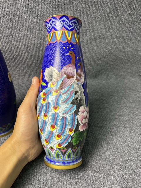 古玩雜項(xiàng)銅胎掐絲琺瑯洞石孔雀牡丹紋賞瓶真品鑒賞圖