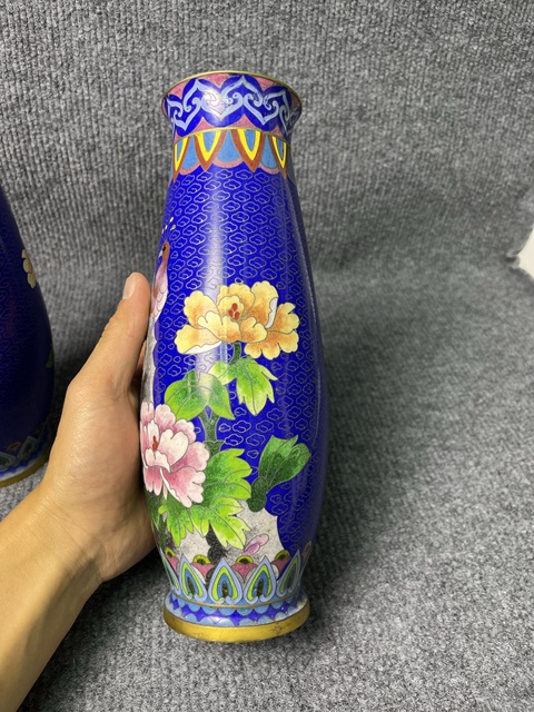 古玩雜項(xiàng)銅胎掐絲琺瑯洞石孔雀牡丹紋賞瓶真品鑒賞圖